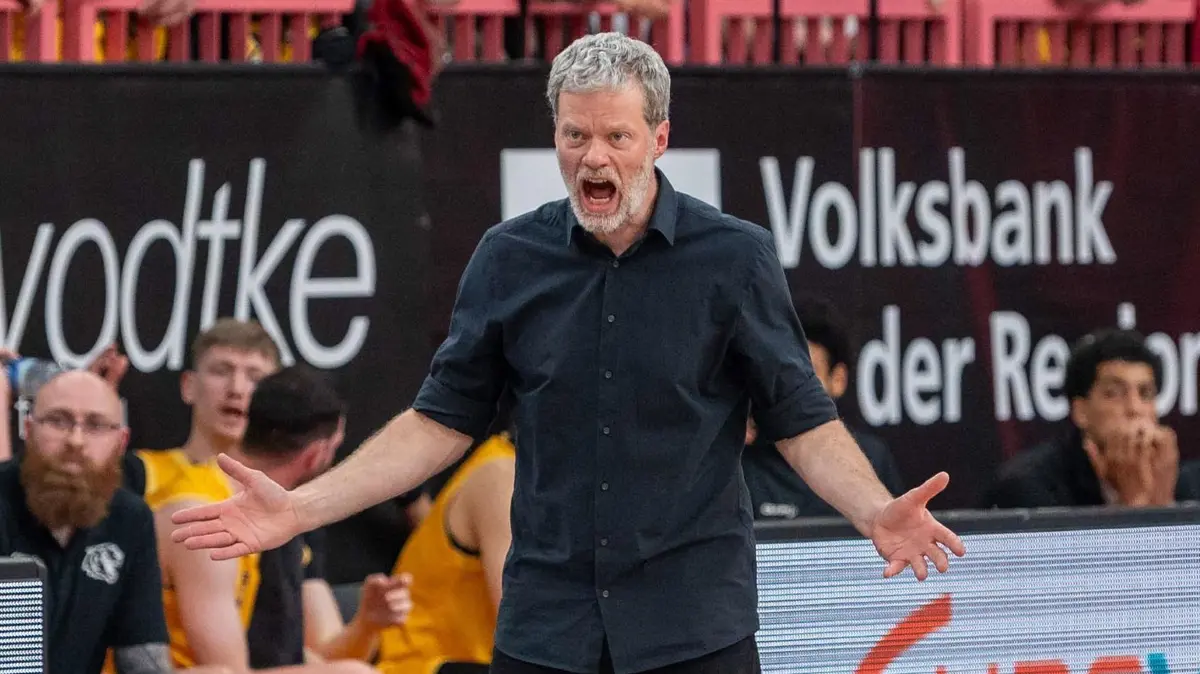 GER, Tigers Tuebingen vs. VET-CONECPT Gladiators Trier, BARMER 2. Basketball Bundesliga, PlayOffs Viertelfinale 4. Spieltag, Saison 2024/2025, 08.05.2025: Eric Detlev (Tigers Tuebingen, Head Coach),
GER, Tigers Tuebingen vs. VET-CONECPT Gladiators Trier, BARMER 2. Basketball Bundesliga, PlayOffs Viertelfinale 4. Spieltag, Saison 2024/2025, 08.05.2025
Foto: Eibner-Pressefoto/Silas Kunz