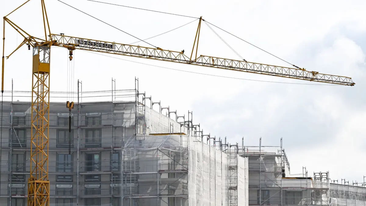 Baustelle Wohnungsbau: ARCHIV - 10.04.2024, Baden-Württemberg, Ostfildern: Häuser für Wohnungen werden in Ostfildern gebaut. (zu dpa: «Kommunen sollen zum Umzug in kleinere Wohnung animieren») Foto: Bernd Weißbrod/dpa +++ dpa-Bildfunk +++
