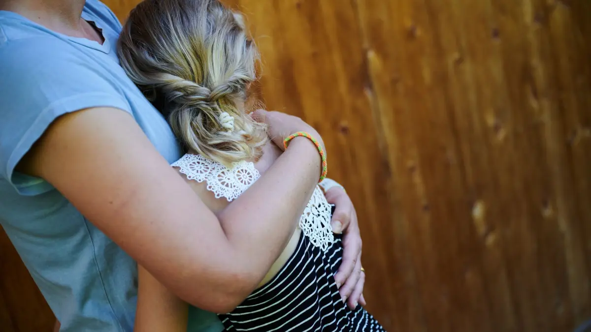 Ein Mädchen wird von seiner Mutter in den Arm genommen: ARCHIV - 03.08.2022, Österreich, Mayrhofen: Wie können Eltern Stabilität in unsicheren Zeiten vermitteln? Gefühle wahr- und ernst nehmen ist wichtig - und darüber sprechen. (zu dpa: «Zahl der minderjährigen Kinder in Thüringen gestiegen») Foto: Annette Riedl/dpa/dpa-tmn +++ dpa-Bildfunk +++