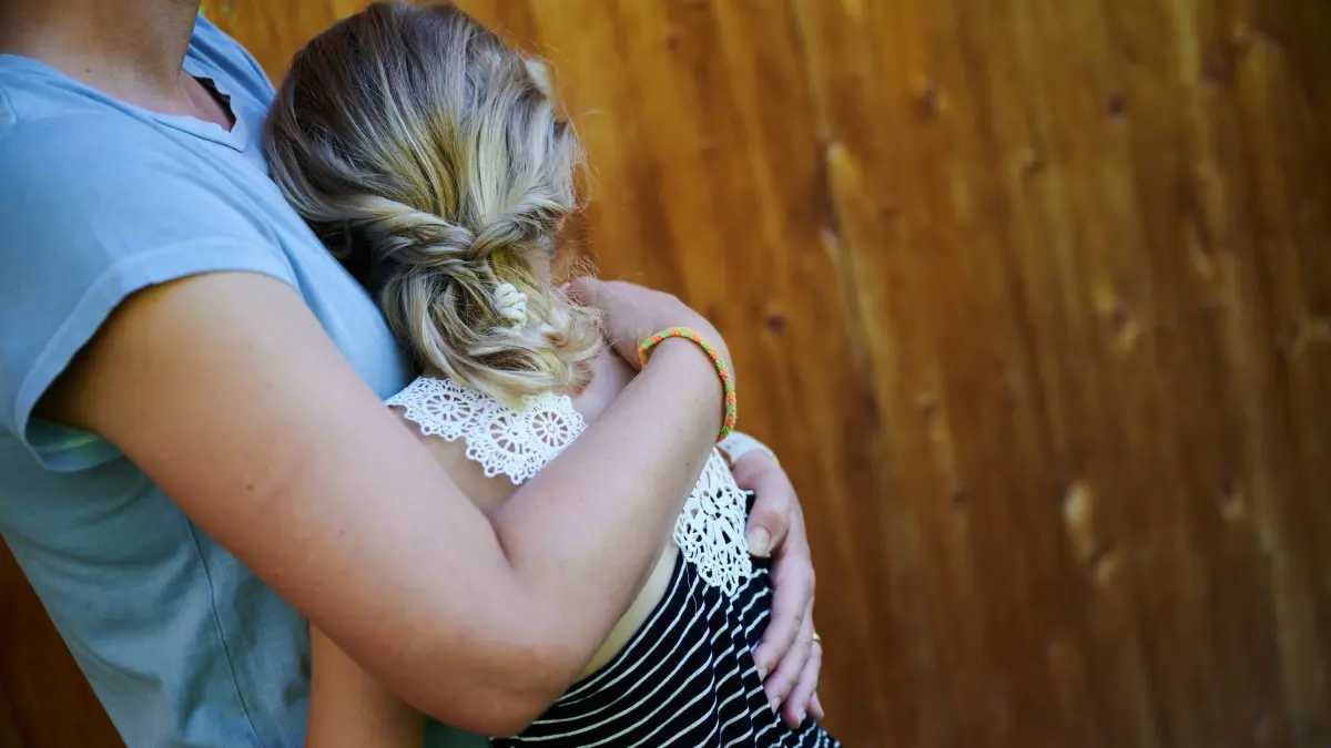 Ein Mädchen wird von seiner Mutter in den Arm genommen: ARCHIV - 03.08.2022, Österreich, Mayrhofen: Wie können Eltern Stabilität in unsicheren Zeiten vermitteln? Gefühle wahr- und ernst nehmen ist wichtig - und darüber sprechen. (zu dpa: «Zahl der minderjährigen Kinder in Thüringen gestiegen») Foto: Annette Riedl/dpa/dpa-tmn +++ dpa-Bildfunk +++