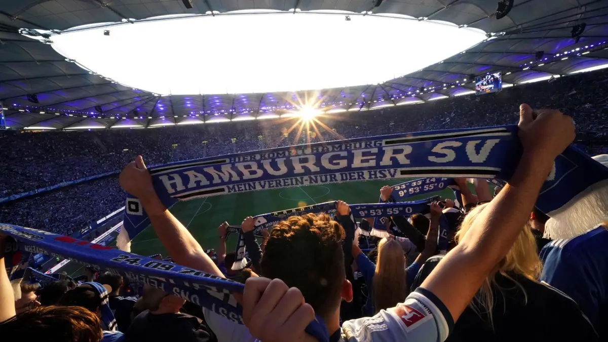 Hamburger SV - SSV Ulm 1846: 10.05.2025, Hamburg: Fußball: 2. Bundesliga, Hamburger SV - SSV Ulm 1846, 33. Spieltag, Volksparkstadion. HSV-Fans vor dem Spiel. Foto: Marcus Brandt/dpa +++ dpa-Bildfunk +++