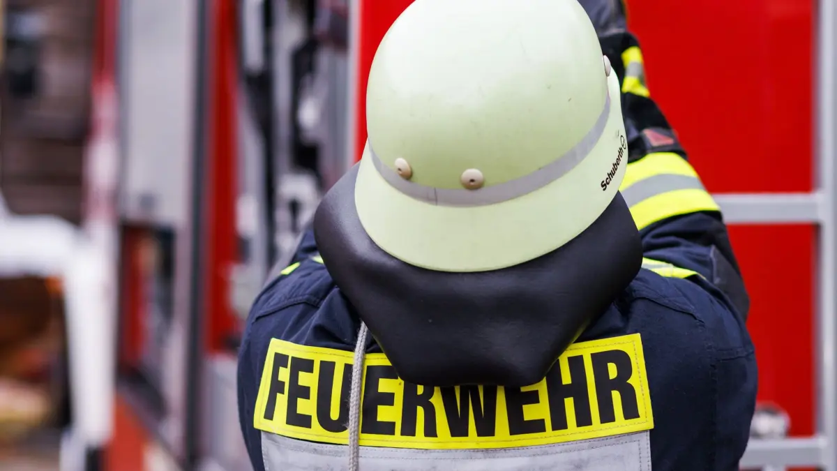 ARCHIV - 05.11.2022, Rheinland-Pfalz, Staufen: Ein Feuerwehrmann holt während einer Einsatzübung einer Freiwilligen Feuerwehr eine Leiter vom Dach eines Einsatzfahrzeugs. (zu dpa: «Anwohner ignoriert Absperrung an Brandort - Festnahme») Foto: Philipp von Ditfurth/dpa +++ dpa-Bildfunk +++