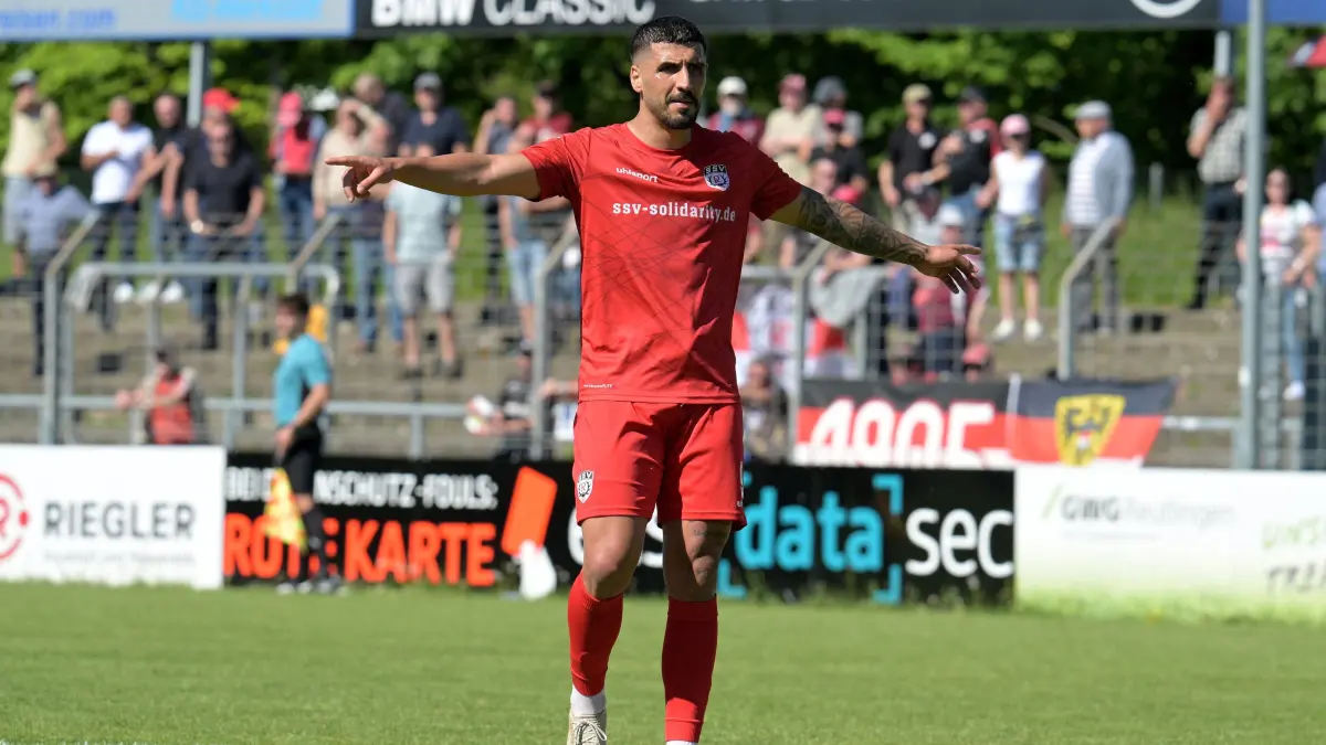 Fussball OL | SSV Reutlingen vs. VfR Mannheim: Fussball OL | SSV Reutlingen (rot) vs. VfR Mannheim (weiss) // 2025-05-10 // Foto: Joachim Baur // #9 Konstantinos Markopoulos (SSV Reutlingen)