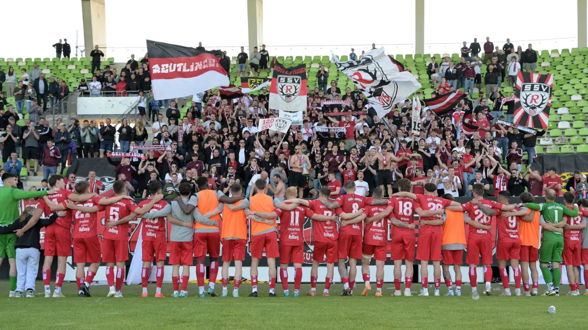Fussball OL | SSV Reutlingen vs. VfR Mannheim: Fussball OL | SSV Reutlingen (rot) vs. VfR Mannheim (weiss) // 2025-05-10 // Foto: Joachim Baur // Jubel mit den Fans