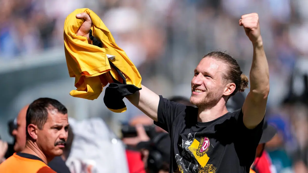 Fussball, 3. Liga, SV Waldhof Mannheim - SG Dynamo Dresden: Vinko Sapina SGD, 5, Spieler von Dynamo Dresden jubeln nach dem Spielende trotz Niederlage über den Aufstieg, aufgestiegen, Aufsteiger, Jubel nach dem Schlusspfiff, Freude, jubelt, jubeln, fröhlich, positiv, freut sich, freuen sich, optimistisch, Highlight, Action, Aktion, 10.05.2025, Mannheim Deutschland, Fussball, 3. Liga, SV Waldhof Mannheim - SG Dynamo Dresden, DFB/DFL REGULATIONS PROHIBIT ANY USE OF PHOTOGRAPHS AS IMAGE SEQUENCES AND/OR QUASI-VIDEO. *** Vinko Sapina SGD, 5 , Dynamo Dresden players cheer after the end of the match despite defeat about promotion, promoted, promoted, cheers after the final whistle, joy, cheers, cheering, cheerful, positive, rejoices, rejoice, optimistic, Highlight, Action, Action, 10 05 2025, Mannheim Germany , Soccer, 3 Liga, SV Waldhof Mannheim SG Dynamo Dresden, DFB DFL REGULATIONS PROHIBIT ANY USE OF PHOTOGRAPHS AS IMAGE SEQUENCES AND OR QUASI VIDEO xozx
