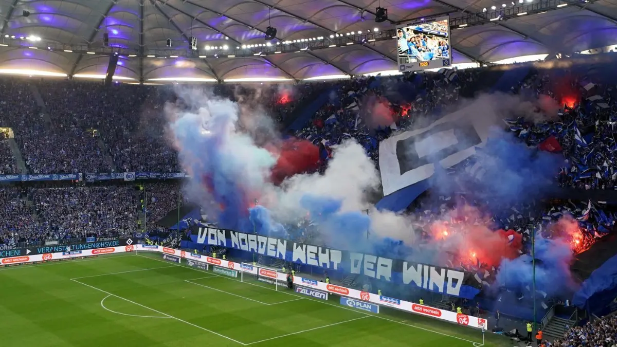 Hamburger SV - SSV Ulm 1846: 10.05.2025, Hamburg: Fußball: 2. Bundesliga, Hamburger SV - SSV Ulm 1846, 33. Spieltag, Volksparkstadion. HSV-Fans vor dem Spiel. Foto: Marcus Brandt/dpa +++ dpa-Bildfunk +++