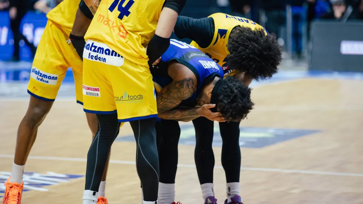 Vincent Shahid wird von seinen Gegenspielern getröstet. Die Merlins scheiden bereits im Viertelfinale der Play-offs gegen Hagen (gelb) im entscheidenden fünften Spiel aus.