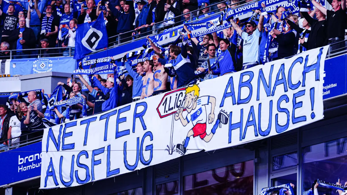 GER, Hamburger SV vs. SSV Ulm, Fussball, 2. Bundesliga, Spieltag 33, Saison 2024/2025, 10.05.2025: Banner Fans Hamburger SV
GER, Hamburger SV vs. SSV Ulm, Fussball, 2. Bundesliga, Spieltag 33, Saison 2024/2025, 10.05.2025
DFL REGULATIONS PROHIBIT ANY USE OF PHOTOGRAPHS AS IMAGE SEQUENCES AND/OR QUASI-VIDEO
Foto: Eibner-Pressefoto/Marcel von Fehrn