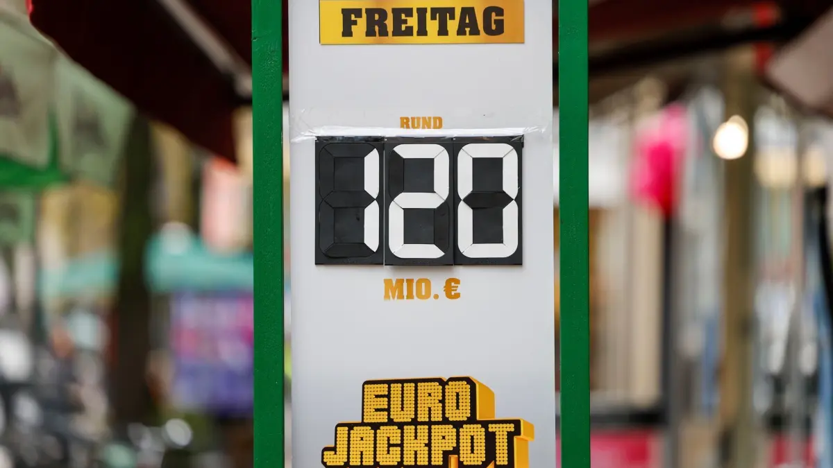 120 Millionen Euro im Eurojackpot: ILLUSTRATION - 21.11.2024, Nordrhein-Westfalen, Köln: 120 Millionen Euro im Eurojackpot steht auf einer Tafel vor einer Lotto-Annahmestelle.
Viele Millionen Euro könnte man momentan bei der Lotterie Eurojackpot gewinnen. (zu dpa: «Gewinner von 120 Millionen Euro stammt aus Hohenlohe-Kreis») Foto: Thomas Banneyer/dpa +++ dpa-Bildfunk +++
