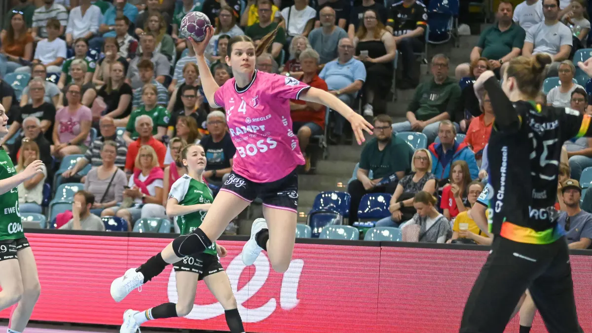 GER, VfL Oldenburg vs. TuS Metzingen, Handball, Bundesliga Frauen, Halbfinale Playoffs um Platz 5, Saison 2024/2025, 11.05.2025: Lois van Vliet (TuS Metzingen, #4) beim Wurf
GER, VfL Oldenburg vs. TuS Metzingen, Handball, Bundesliga Frauen, Halbfinale Playoffs um Platz 5, Saison 2024/2025, 11.05.2025
Foto: Eibner-Pressefoto/Robert Gertzen