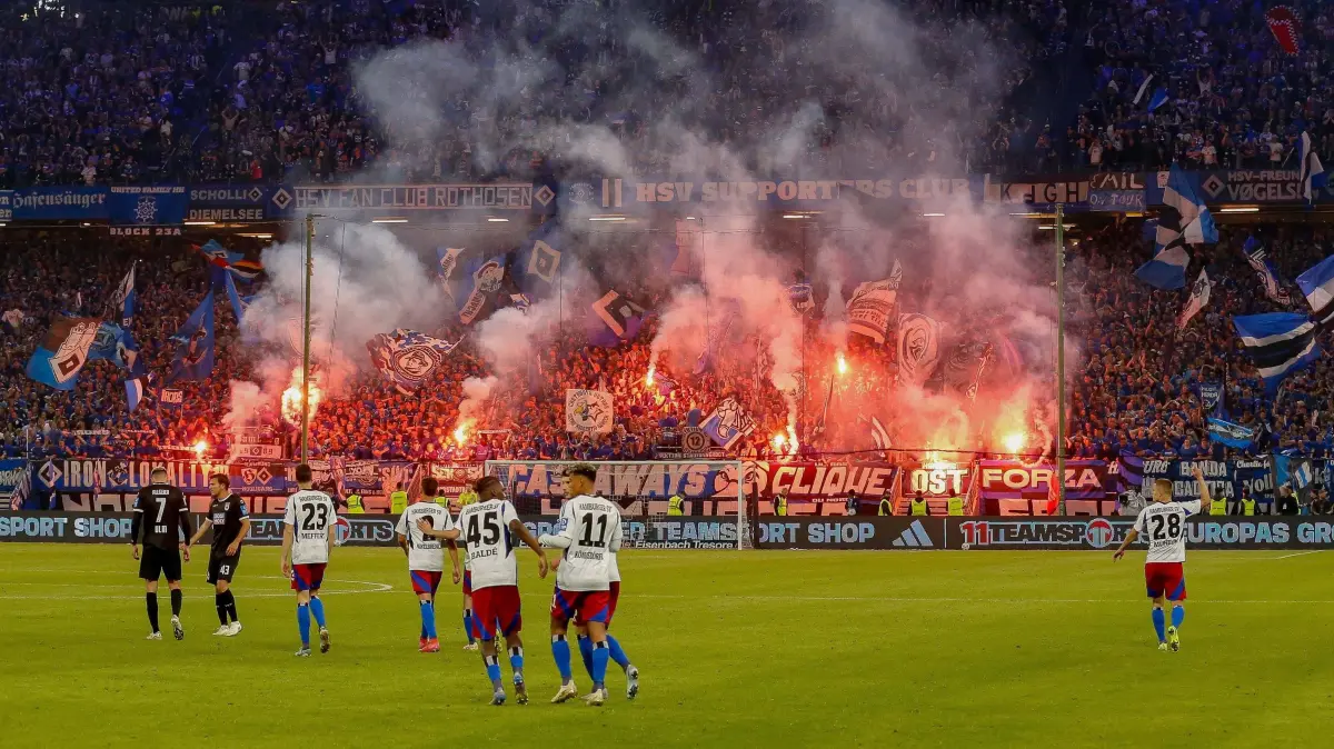 Torjubel nach dem 4:1 ( HSV ) Pyrotechnik Feuer Nordtribüne Anzeigetafel Deutschland , Hamburg , Volksparkstadion , Fuss: Torjubel nach dem 4:1 HSV Pyrotechnik Feuer Nordtribüne Anzeigetafel Deutschland , Hamburg , Volksparkstadion , Fussball , 2 . Bundesliga , Hamburger SV - SSV Ulm *** Goal celebration after the 4 1 HSV pyrotechnics fire north stand scoreboard Germany , Hamburg , Volksparkstadion , Football , 2 Bundesliga , Hamburger SV SSV Ulm