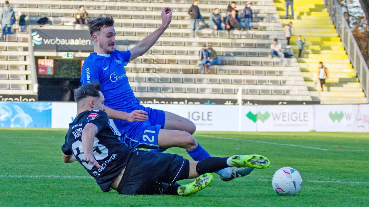 Daniel Rapp VFR Aalen, 33, Julian Unger Calcio Leinfelden Echterdingen, 21 VFR Aalen vs. Calcio Leinfelden Echterdingen, Oberliga, 16.Spieltag, Saison 2024/2025, 09.11.2024, VFR Aalen vs. Calcio Leinfelden Echterdingen , Oberliga, 16.Spieltag, Saison 2024/2025, 09.11.2024 *** Daniel Rapp VFR Aalen, 33 , Julian Unger Calcio Leinfelden Echterdingen, 21 VFR Aalen vs Calcio Leinfelden Echterdingen, Oberliga, Matchday 16, Season 2024 2025, 09 11 2024, VFR Aalen vs Calcio Leinfelden Echterdingen , Oberliga, Matchday 16, Season 2024 2025, 09 11 2024 Copyright: xEibner-Pressefoto/LuanxBahtijarix EP_LBI