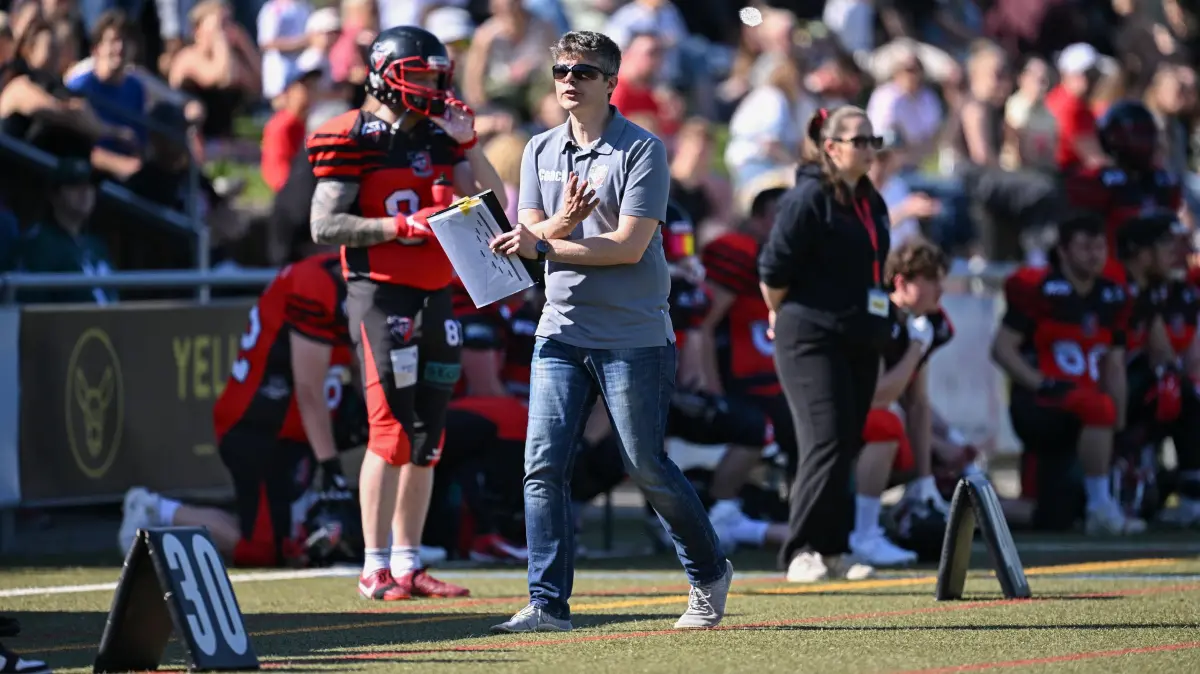 American Football Oberliga, Red Knights Tübingen - Scorpions Stuttgart: American Football Oberliga, Red Knights Tübingen - Scorpions Stuttgart, 10.05.2025 - Headcoach Stefan Schmitt (Red Knights Tübingen) vor der Zuschauerkulisse
Foto: Axel Grundler