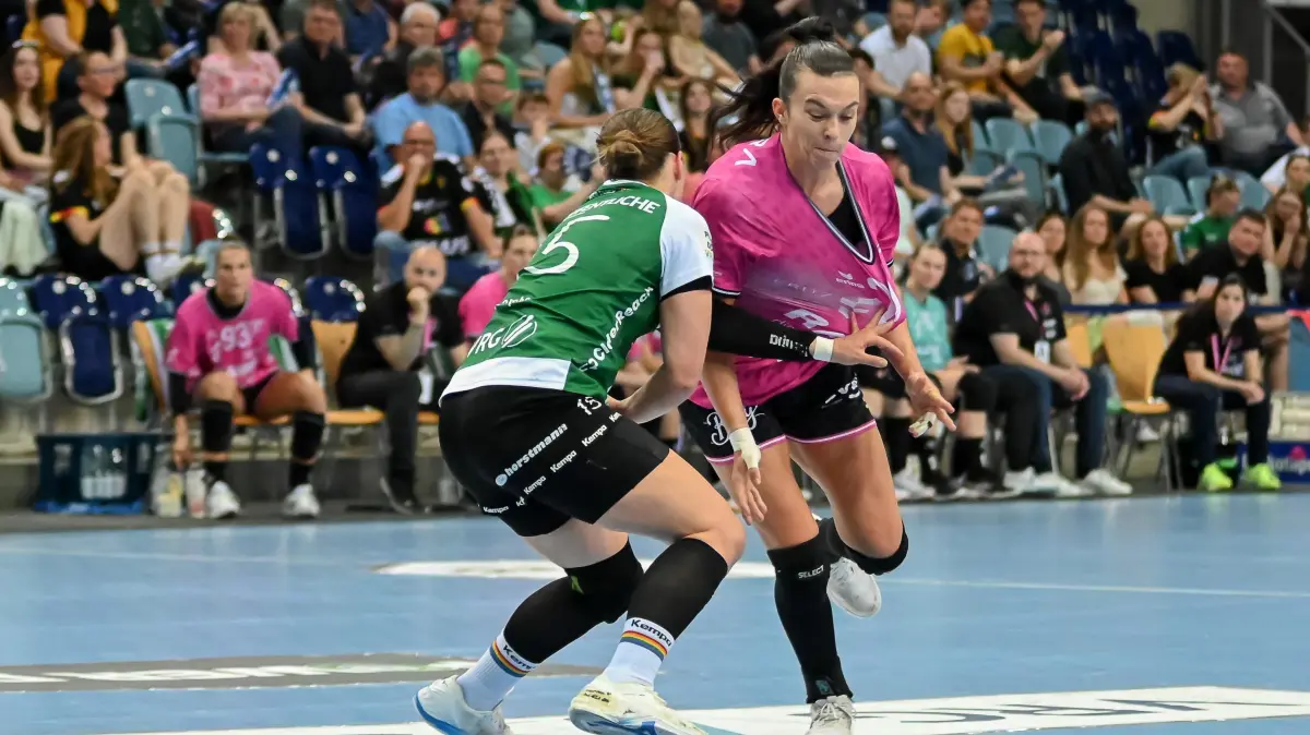 GER, VfL Oldenburg vs. TuS Metzingen, Handball, Bundesliga Frauen, Halbfinale Playoffs um Platz 5, Saison 2024/2025, 11.05.2025: Merle Lampe (VfL Oldenburg, #15) gegen Jana Scheib (TuS Metzingen, #20)
GER, VfL Oldenburg vs. TuS Metzingen, Handball, Bundesliga Frauen, Halbfinale Playoffs um Platz 5, Saison 2024/2025, 11.05.2025
Foto: Eibner-Pressefoto/Robert Gertzen