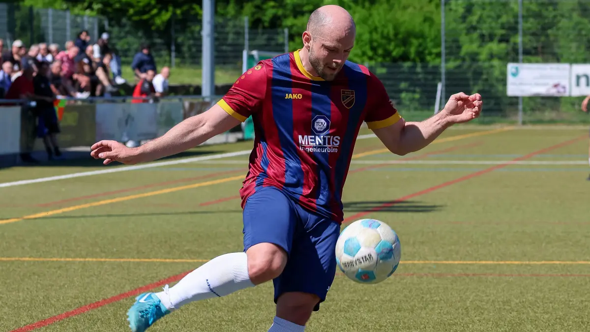 SSC Tuebingen vs. SGM Altingen/Entringen, Fussball, Bezirksliga Alb, Wuerttemberg, Spieltag 25, Spielzeit 2024/2025, 11.05.2025: Mario Kuhn (SSC Tuebingen, #07) bei der Flanke,
SSC Tuebingen vs. SGM Altingen/Entringen, Fussball, Bezirksliga Alb, Wuerttemberg, Spieltag 25, Spielzeit 2024/2025, 11.05.2025,
Foto: Eibner-Pressefoto/Sebbo Reese