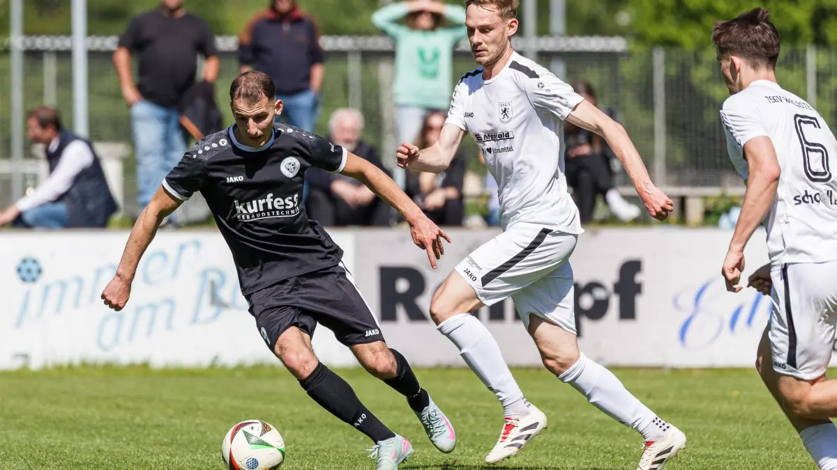 Fussball Landesliga: Fussball Landesliga; SC Geislingen - TSGV Waldstetten;
Mert Özdemir (SC Geislingen, #79) und Marc Heinzmann (TSGV Waldstetten, #27);
10.05.2025; Stadion Eybacher Tal; Geislingen.
Foto: Thomas Madel