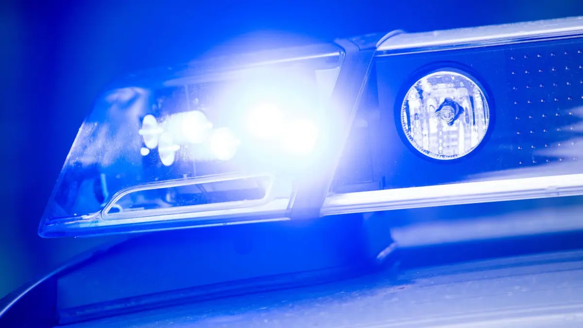 ARCHIV - 15.05.2019, Bayern, Dachau: Ein Blaulicht leuchtet an einer Polizeistreife. (zu dpa: «Teenager macht zwei Einbrüche in einer Nacht - Haft») Foto: Lino Mirgeler/dpa +++ dpa-Bildfunk +++