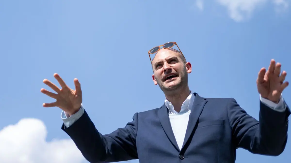 Danyal Bayaz: ARCHIV - 09.05.2022, Baden-Württemberg, Tübingen: Danyal Bayaz (Bündnis 90/Die Grünen), Finanzminister von Baden-Württemberg, spricht während eines Pressetermins in der Nähe eines „Kiebitzackers“, vor Wolken. (zu dpa: «Filmstar statt Finanzminister? Bayaz wird zum Schauspieler») Foto: Marijan Murat/dpa +++ dpa-Bildfunk +++