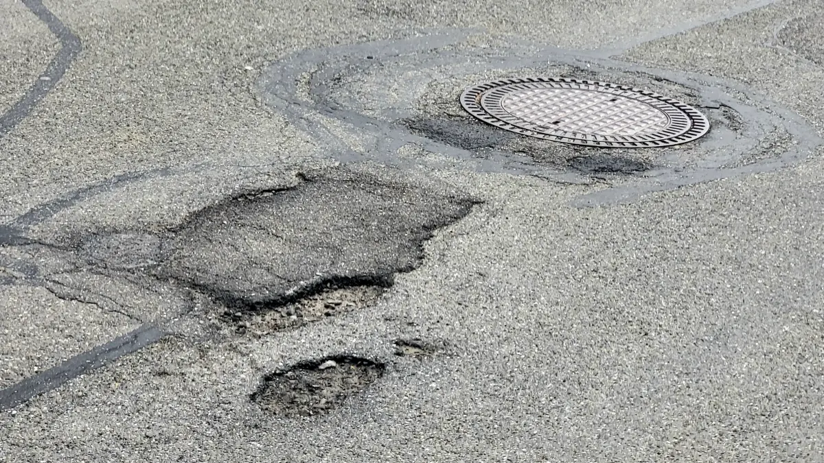 Die Kirchstraße in Geislingen ist in einem sanierungsbedürftigen Zustand.