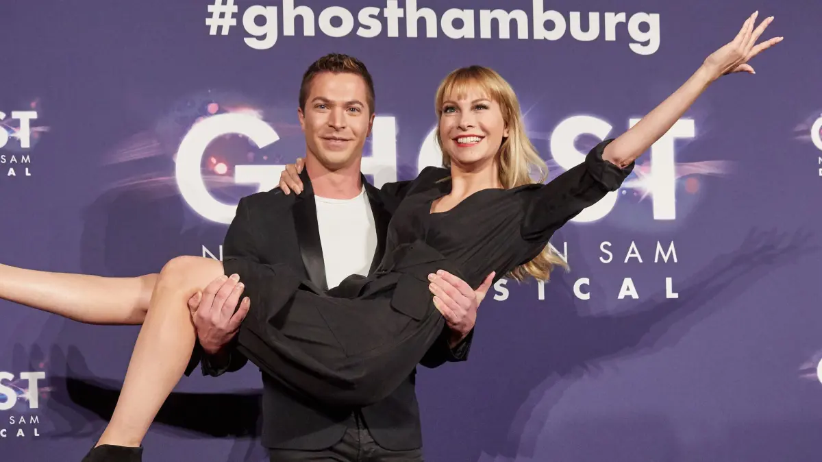 28.10.2018, Hamburg: Julian David, Schlagersänger und Musical-Darsteller, und Susanne Klehn, Moderatorin, kommen zur Hamburg-Premiere des Musicals "Ghost". Das Musical gastiert bis Ende Februar im Operettenhaus. Foto: Georg Wendt/dpa +++ dpa-Bildfunk +++