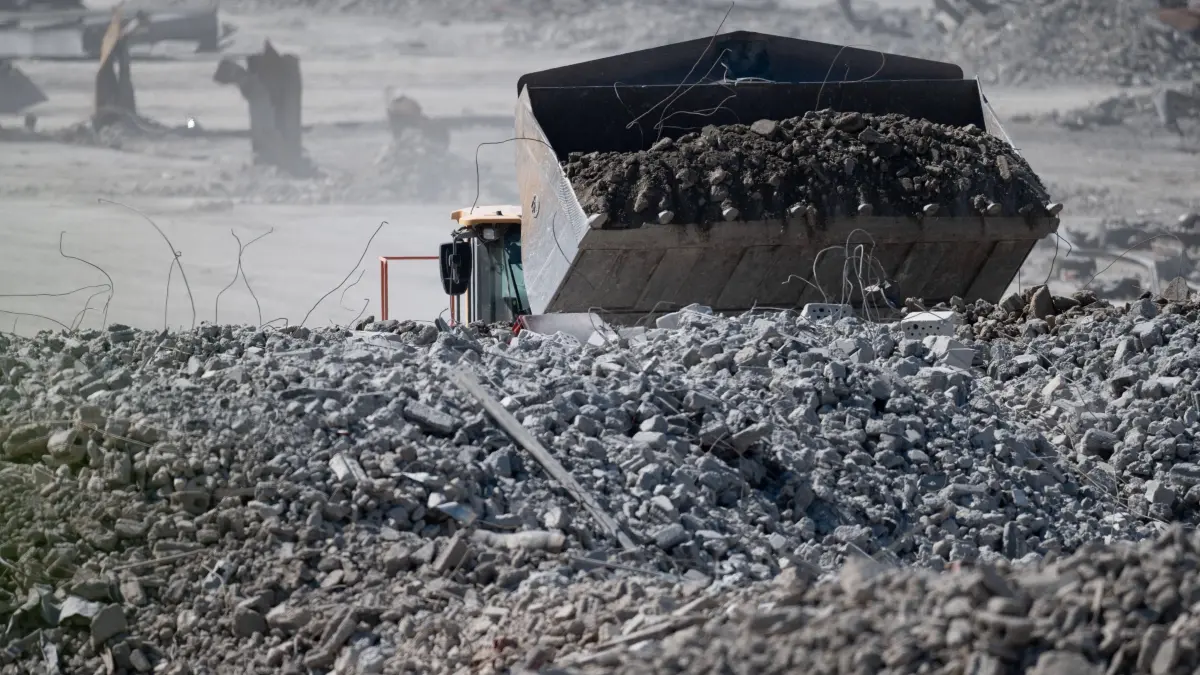 Abrissarbeiten der Vallourec-Produktionshallen: Abrissbagger bei der Arbeit, Abrissarbeiten des ehemaligen Kontiwalzwerks des Roehrenherstellers Vallourec, hier wurden bis 2023 unte anderm Kesselrohre gefertigt. Der Konzern produziert nach Schliessung aller deutschen Werke nur noch in Brasilien, am 13.05.2025, ehem. Vallourec-Gelaende in Muelheim an der Ruhr, *** Demolition excavator at work, demolition work of the former continuous rolling mill of the tube manufacturer Vallourec, where boiler tubes were produced until 2023, among other things The group will only produce in Brazil after the closure of all German plants, on 13 05 2025, former Vallourec site in Muelheim an der Ruhr,