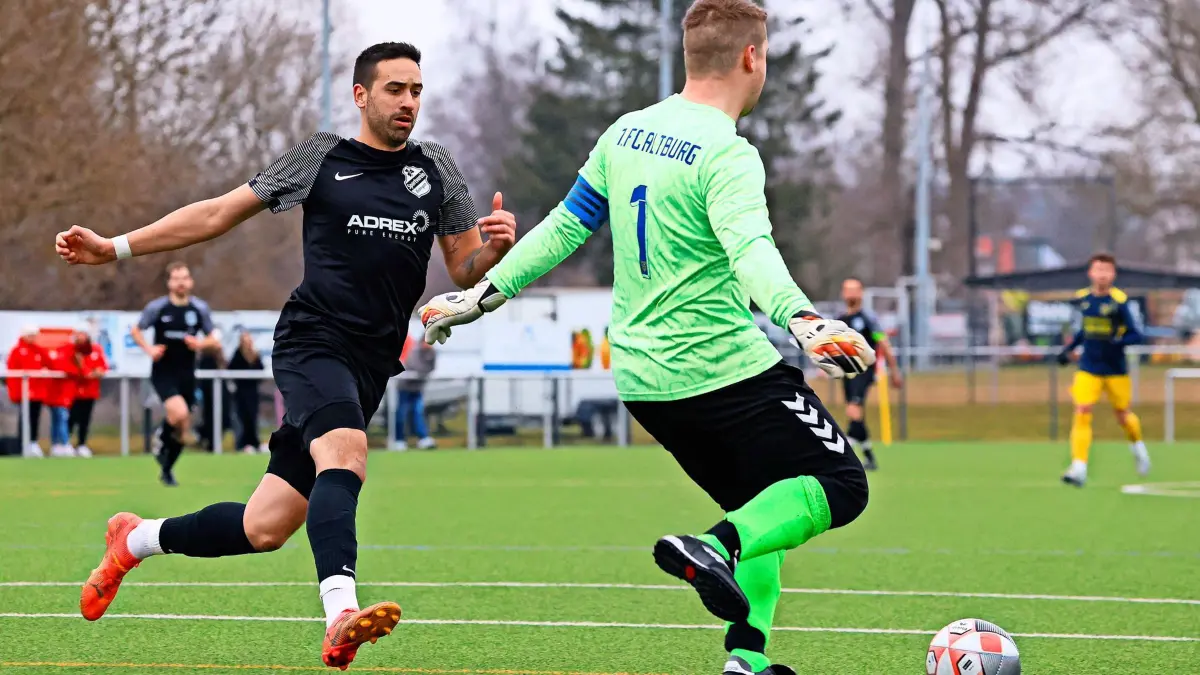 Alexander Eßlinger (SV Eutingen #09), Lars Großmann (1.FC Altburg #01) SV Eutingen vs. 1. FC Altburg, Fussball, Bezirksliga, 21. Spieltag, Spielzeit 2024/2025, 16.03.2025 Eibner-Pressefoto/Matthias Poeltl