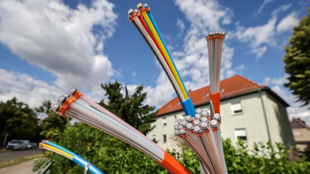 Das Glasfaser-ABC: Alles zum Internetanschluss der Zukunft: ARCHIV - 26.07.2023, Sachsen, Zwenkau: Elektrische Impulse ade: Durch die Glasfaserkabel laufen infrarote Lichtwellen. (zu dpa: «Sachsen hinkt beim Glasfaserausbau hinterher») Foto: Jan Woitas/dpa/dpa-tmn +++ dpa-Bildfunk +++