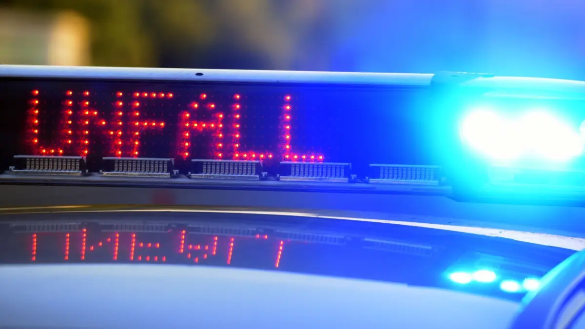 Symbolbild - Polizei sichert Unfallstelle: ARCHIV - 12.06.2017, Bayern, Günzburg: Auf einem Polizeifahrzeug warnt eine Leuchtschrift vor einer Unfallstelle. (zu dpa: «66-Jähriger prallt mit Motorrad gegen Pfosten und stirbt») Foto: Stefan Puchner/dpa +++ dpa-Bildfunk +++