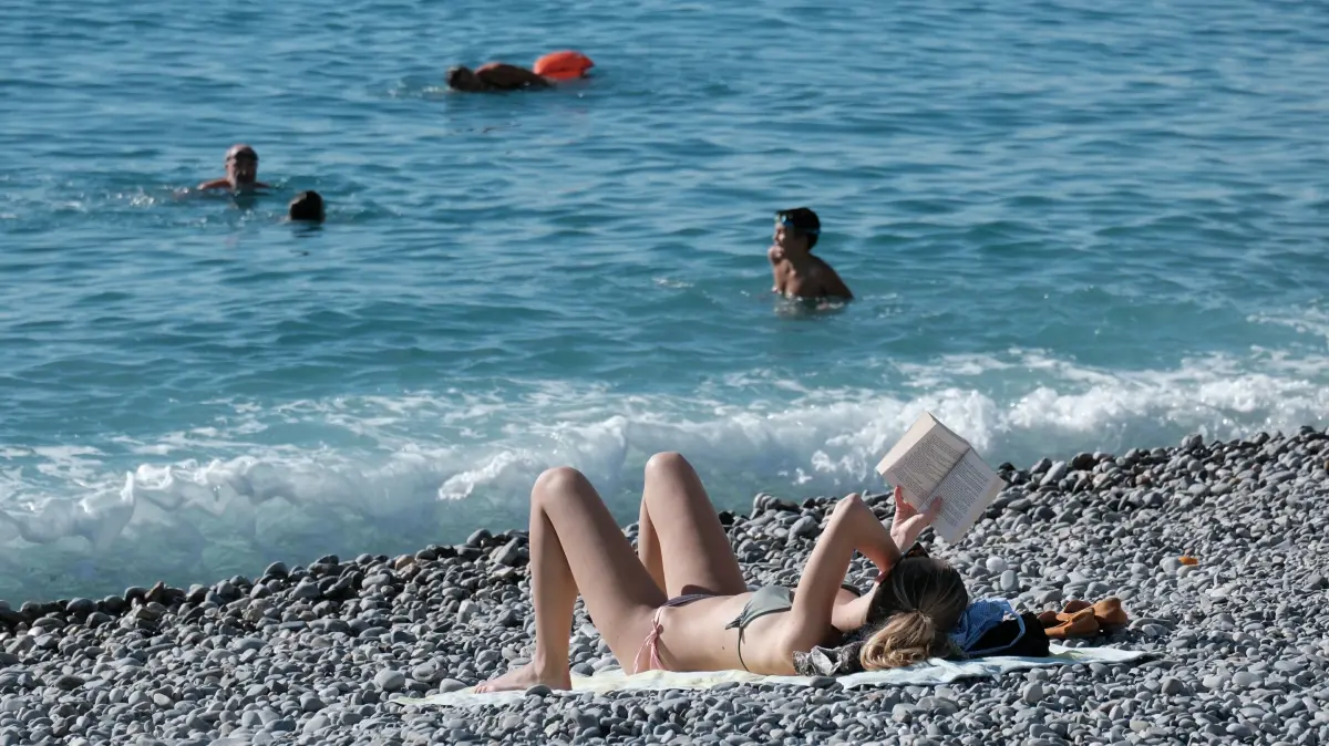 Menschen genießen am Meer die sommerlichen Temperaturen zu Beginn des Novembers. Bereits der Oktober 2022 war mit einer Durchschnittstemperatur von 17,2 Grad Celsius der heißeste Oktober in Frankreich seit 1945, teilte der nationale französische Wetterdienst Meteo-France mit. +++ dpa-Bildfunk +++