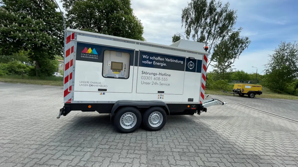 Stadtwerke Oranienburg haben zwei mobile Notstromaggregate für 300.000 Euro gesamt gekauft, um Stromversorgung im Falle von geplanten Netzunterbrechungen wie Bau- oder Wartungsmaßnahmen oder spontanen Stromunterbrechungen sicherzustellen. Die 3,5 Tonnen schweren und mit Dieselmotoren ausgestatteten Stromerzeuger erbringen je eine Leistung von 200kW und können z.B. bis zu 75 Haushalte über einen längeren Zeitraum versorgen. Strom