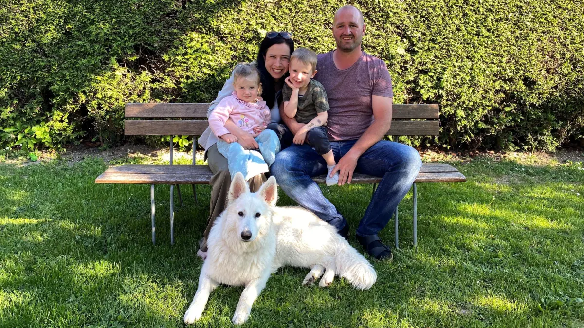 Das gesamte Familienglück auf einem Foto: Familie Zeller aus Elchingen mit Hündin Elea.