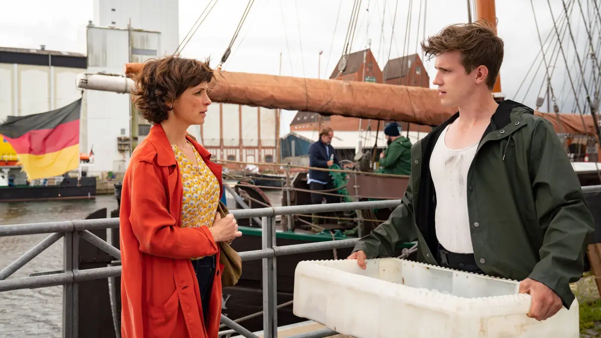 Emma Blum (Julia Brendler) ist froh, Noah Paulsen (Lennart Betzgen) endlich gefunden zu haben.