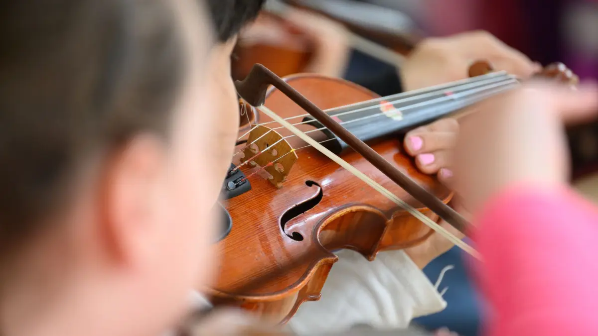 Musikunterricht: ARCHIV - 15.05.2023, Sachsen, Dresden: Eine Teilnehmerin spielt im Rahmen des Projekts "Musaik" in Dresden-Prohlis Geige. (zu dpa: «AfD will mehr Geld für Musikschulen») Foto: Robert Michael/dpa +++ dpa-Bildfunk +++