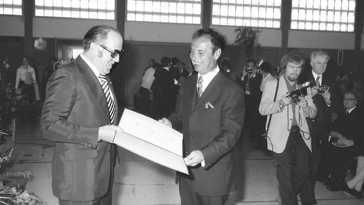 Senden, Stadterhebung 1975, Festakt - Minister Bruno Merk überreicht Bürgermeister Othmar Koch die Stadterhebungs-Urkunde. Beachten: Veröffentlicht am 27.06.2000 in der Gemeinde-Beilage "Sendener Anzeiger spezial" und am 29.06.2005 im Ulmer Wochenblatt