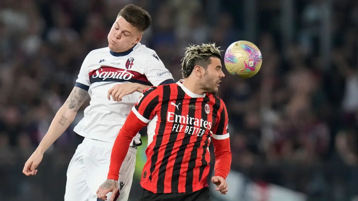 AC Mailand - FC Bologna: 14.05.2025, Italien, Rom: Fußball: Pokal Italien, AC Mailand - FC Bologna, Finale, im Olympiastadion. Theo Hernandez (r) vom AC Mailand und Emil Holm von Bologna kämpfen um den Ball. Foto: Gregorio Borgia/AP/dpa +++ dpa-Bildfunk +++