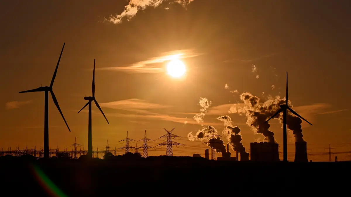 Strommasten und Windräder rund um das Kohlekraftwerk Neurath des Stromkonzerns RWE. Wegen der Energiekrise überlegt die : Strommasten und Windräder rund um das Kohlekraftwerk Neurath des Stromkonzerns RWE. Wegen der Energiekrise überlegt die Bundesregierung, als Ersatz für Strom aus Erdgas Kohlekraftwerke aus der Reserve wieder ans Netz zu nehmen. Themenbild, Symbolbild Bergheim, 01.08.2022 NRW Deutschland *** Power pylons and wind turbines around the Neurath coal-fired power plant of the RWE power company Because of the energy crisis, the German government is considering bringing coal-fired power plants from the reserve back online as a substitute for electricity from natural gas Topic image, symbol image Bergheim, 01 08 2022 NRW Germany Copyright: xDwixAnoraganingrumx
