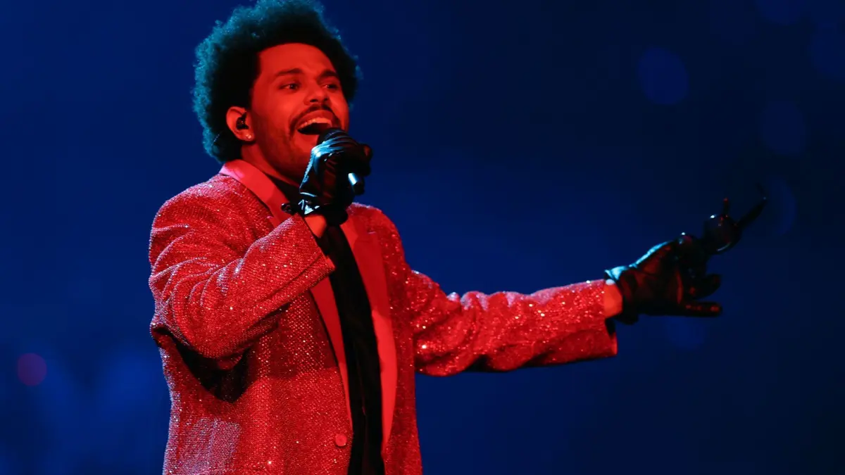 The Weeknd: ARCHIV - 07.02.2021, USA, Tampa: American Football: Profiliga NFL, Tampa Bay Buccaneers - Kansas City Chiefs, Play-off-Runde, Super Bowl: Der kanadische Rapper The Weeknd tritt während der Halbzeitshow auf. (zu dpa: «Das Ende von The Weeknd? Abschied mit «Hurry Up Tomorrow»») Foto: Chris Carlson/AP/dpa +++ dpa-Bildfunk +++