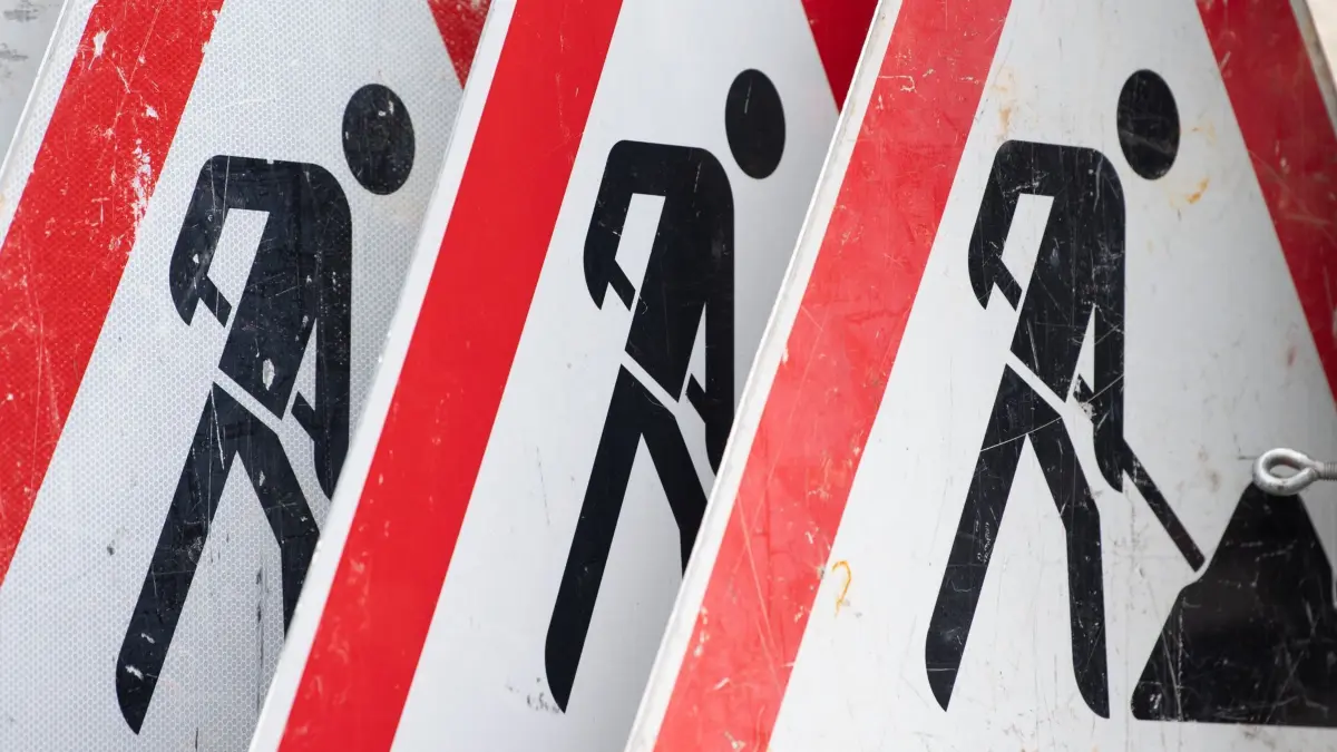 Baustellen: ARCHIV - 13.11.2019, Sachsen, Dresden: Verkehrsschilder für eine Baustelle stehen am Rande eines Pressetermins auf dem Gelände der Straßenmeisterei nebeneinander. (zu dpa: «Stuttgart: Eine Milliarde für Erhalt von über 300 Brücken») Foto: Sebastian Kahnert/dpa-Zentralbild/dpa +++ dpa-Bildfunk +++