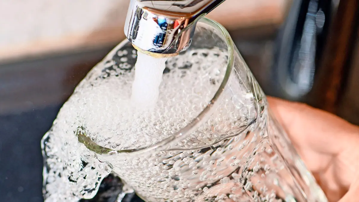 ARCHIV - 08.08.2019, Brandenburg, Sieversdorf: Am Wasserhahn in einer Küche wird ein Trinkglas mit Leitungswasser befüllt. In Elsterwerda und Umgebung gibt es nach einem Rohrbruch aktuell kein Trinkwasser aus den Hähnen. (zu dpa: «Nach Rohrbruch noch rund 150 Haushalte ohne Wasser») Foto: Patrick Pleul/dpa-Zentralbild/dpa +++ dpa-Bildfunk +++
