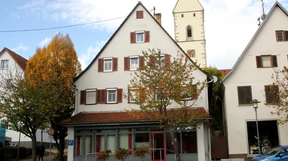 Das 1780 errichtete ehemalige Weitinger Kaplaneigebäude Sankt Sebastian, das 1462 gestiftet wurde. Nach der Auflösung 1918 und dem Verkauf wurden im Ober- und Dachgeschoss Lehrerwohnungen eingerichtet, im Erdgeschoss 1941 die Gemeindewaschküche, der 1972 bis 2016 die Kreissparkasse folgte.