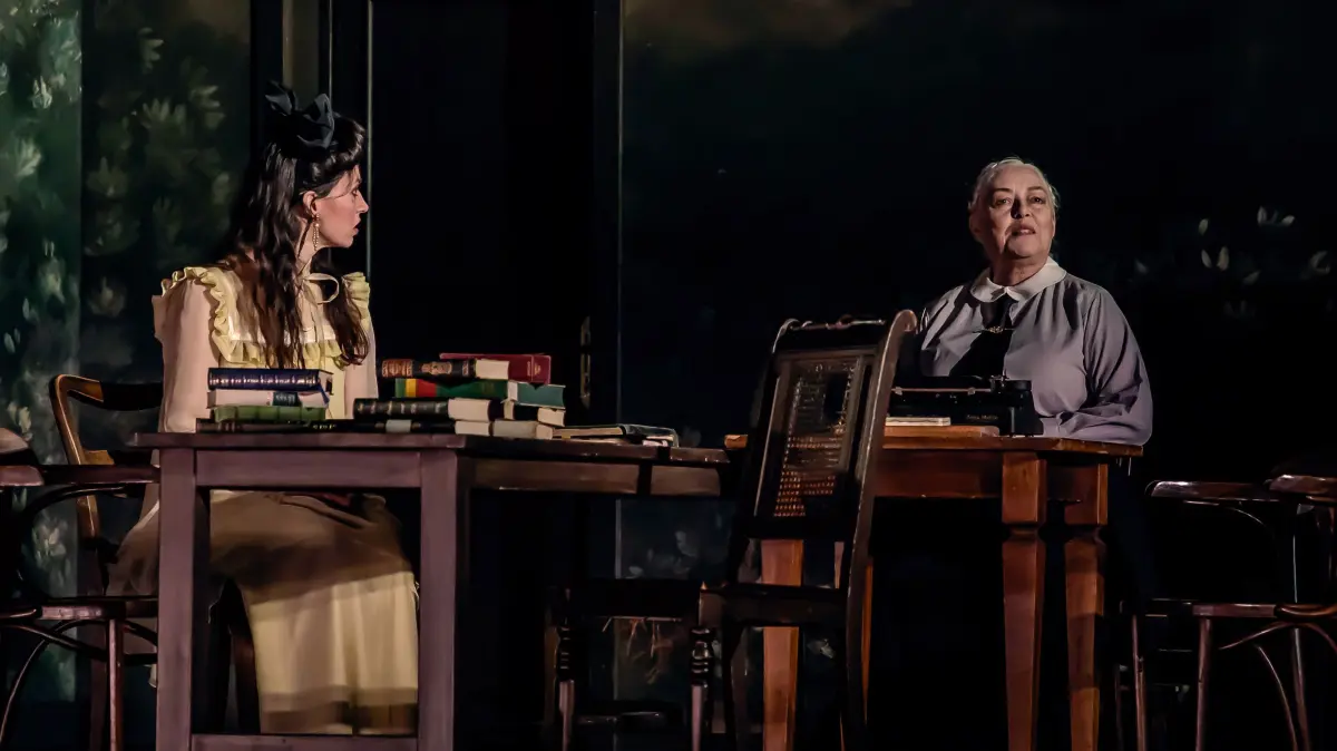 Emma Lotta Wegner (links) und ihre Mutter Sabine Wegner als Cecily Cardew und Miss Prism in "Bunbury".