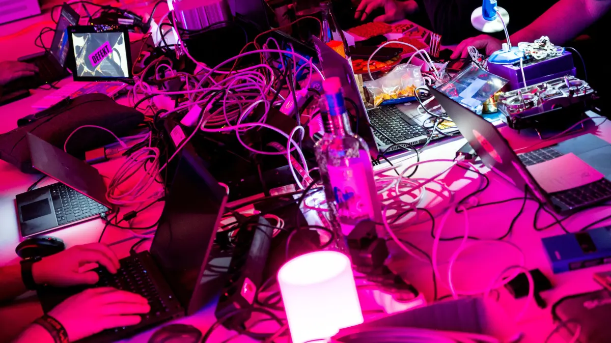 Computer stehen beim Kongress des Chaos Computer Clubs (CCC) auf einem Tisch. Bei dem diesjährigen Jahreskongress unter dem Motto «Illegal Instructions», werden mehr als 14.000 Teilnehmer erwartet. (zu dpa «Tausende Hacker bei Konferenz von Chaos Computer Club») +++ dpa-Bildfunk +++