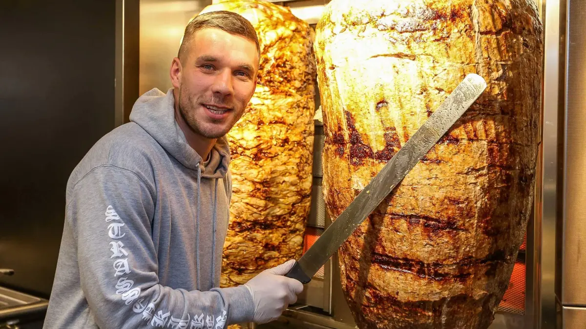 Mangal Doener Eroeffnung mit Lukas Podolski an der Bonner Str. 1 / Chlodwigplatz Koeln Koeln *** Mangal of Dad opening: Mangal Doener Eroeffnung mit Lukas Podolski an der Bonner Str. 1 / Chlodwigplatz Koeln Koeln *** Mangal of Dad opening with Lukas Podolski at Chlodwigplatz Cologne Cologne Bonn str 1 Copyright: xBenjaminxHorn/xEibner-Pressefotox EPbhorn