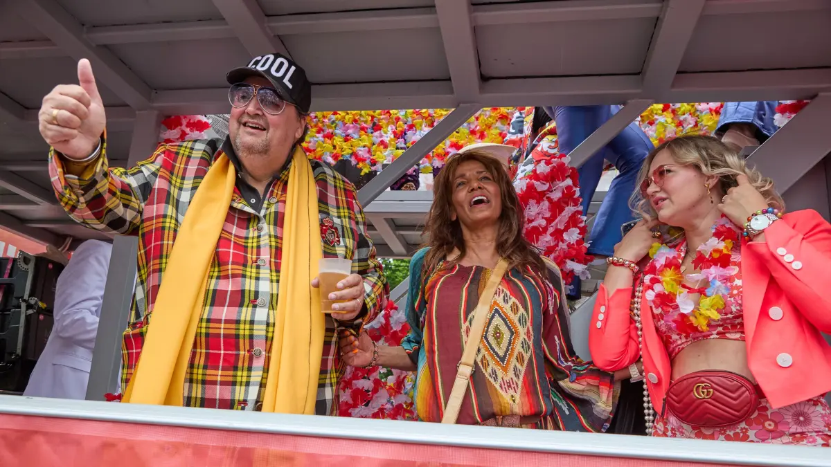 Andreas Ellermann (l), Entertainer, und Nadja Abd el Farrag (M), Moderatorin und Sängerin, und eine weitere Teilnehmerin stehen auf einem Truck auf dem Heiligengeistfeld beim 26. Hamburger Schlagermove.