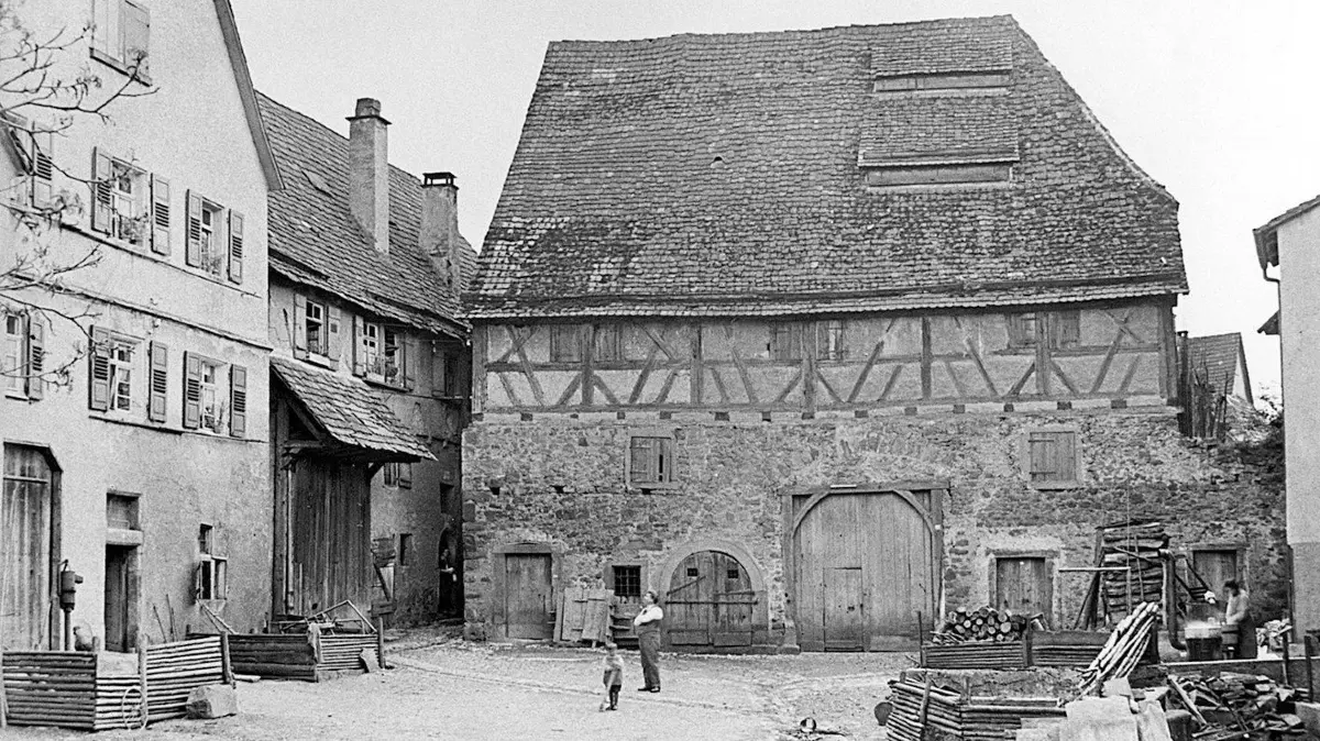 (ohne Überschrift): Vorsicht: Dieses Foto ist möglicherweise nur für den einstigen Verlag Schwäbisches Tagblatt verwendbar. Der Amannhof, damals Bühlerhof, im Jahr 1928 mit dem Scharfrichterhaus und der später abgebrochenen Scheune. Bild: Stadtarchiv Rottenburg