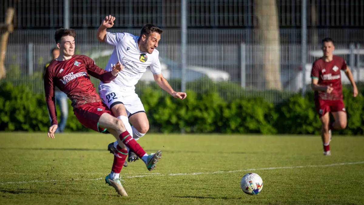 Fußball, Donau/Iller, Bezirkspokal, Halbfinale - SV Esperia Italia (weiß) Neu-Ulm gegen SC Staig (rot) - v.li. 10 Staig und 22 Esperia