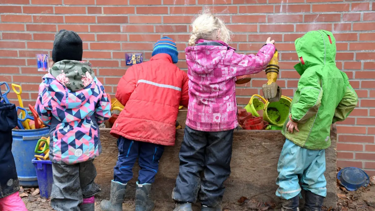 12.03.2019, Schleswig-Holstein, Aukrug: Kinder suchen im Kindergarten Aukrug Spielzeug aus einer Kiste. Die Gebühren für Kindergärten und Kitas in Schleswig-Holstein sollen nach Angaben des Sozialministeriums gedeckelt werden. Am Donnerstag (14.03.2019) sollen in Kiel die Details der geplanten Kita-Reform vorgestellt werden. Foto: Carsten Rehder/dpa +++ dpa-Bildfunk +++