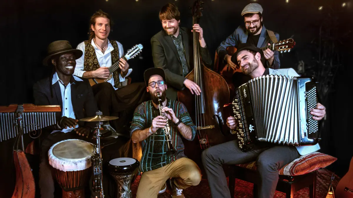 Die Haiducken aus Freiburg im Breisgau spielen eine bunte Mischung aus temporeich-autheizenden oder träumerisch-sehnsuchtsvollen Klezmer- und Balkanstücken.