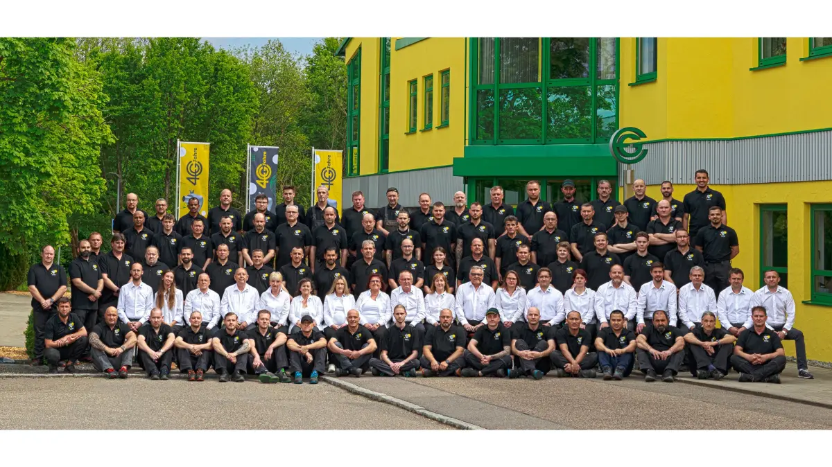 Die Jubiläums-Belegschaft: Heute arbeiten 110 Mitarbeiter bei Edelstahl-Mechanik.