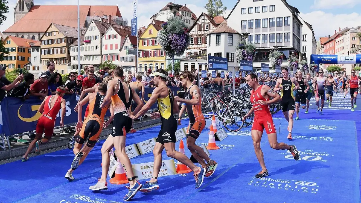 3. Mey Generalbau Triathlon Tuebingen 2017: Vorsicht: Dieses Foto ist möglicherweise nur für den einstigen Verlag Schwäbisches Tagblatt verwendbar. Triathlon 06.08.20173. Mey Generalbau Triathlon Tuebingen 20171. Bundesliga Maenner: Laufen, Wendepunkt auf der Tuebinger NeckarbrueckeFOTO: Pressefoto ULMER